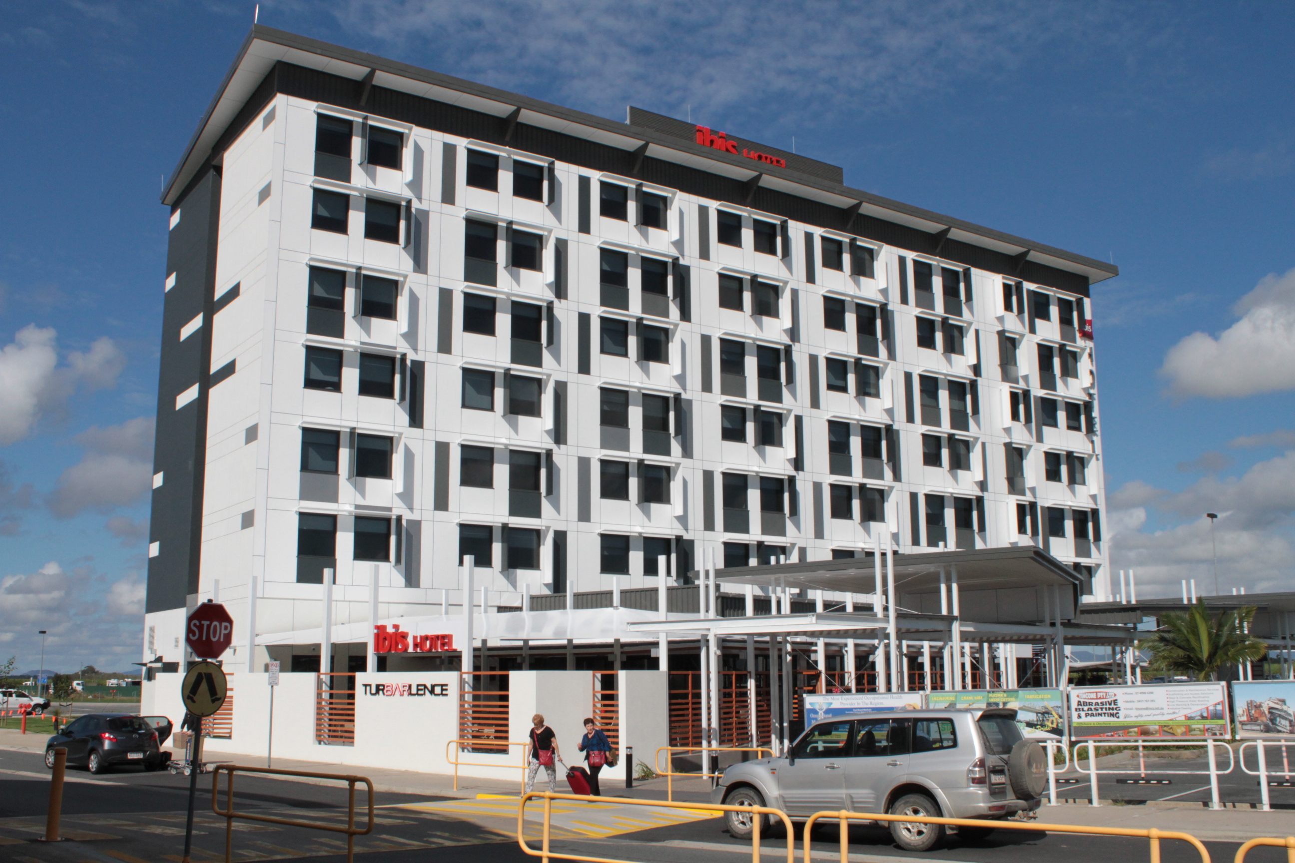 Mackay Airport Hotel/IBIS (Woollam): Facade solutions for a key airport hotel.